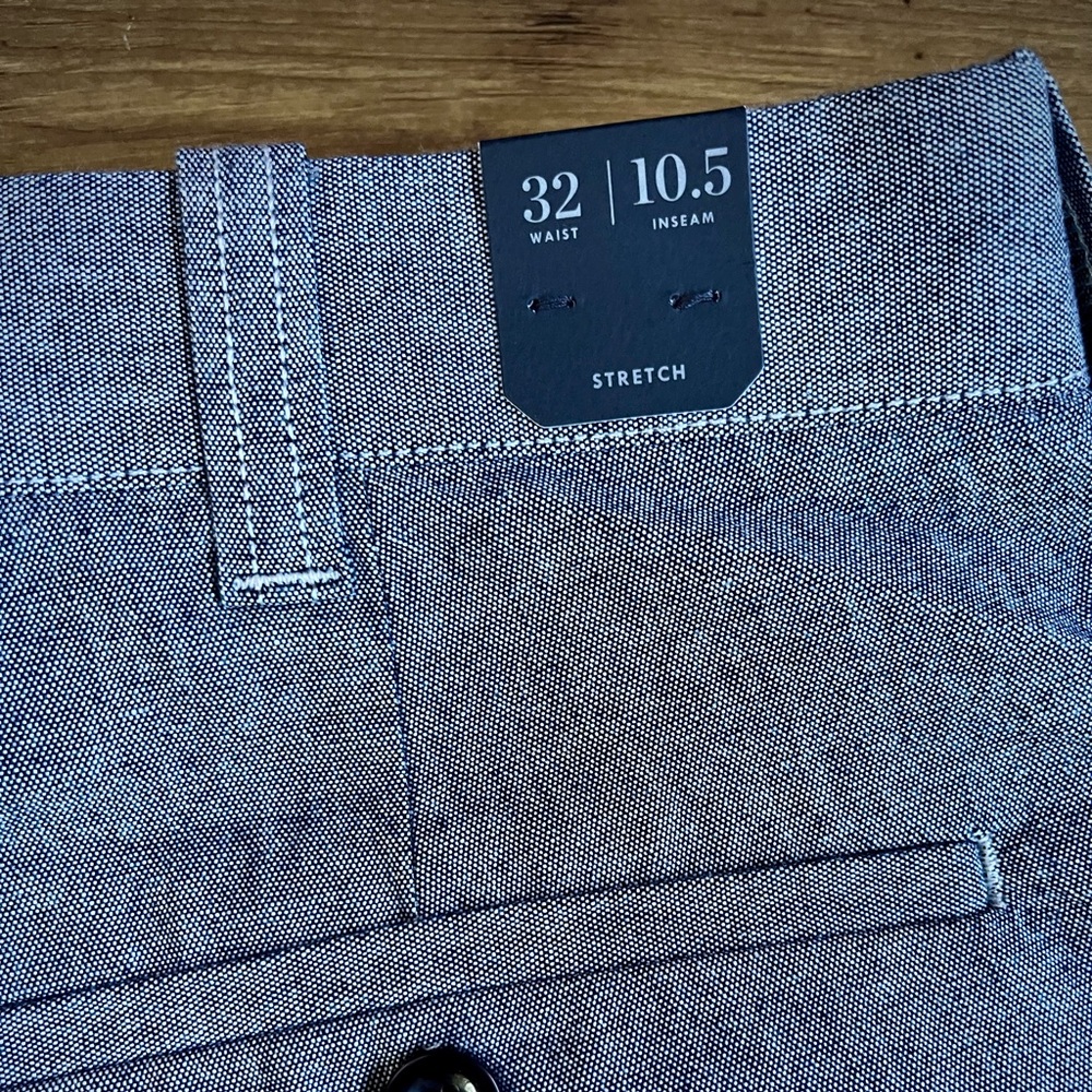 NEW! J.Crew 10.5" SHORT IN STRETCH CHAMBRAY
Item K9287
Size: 32